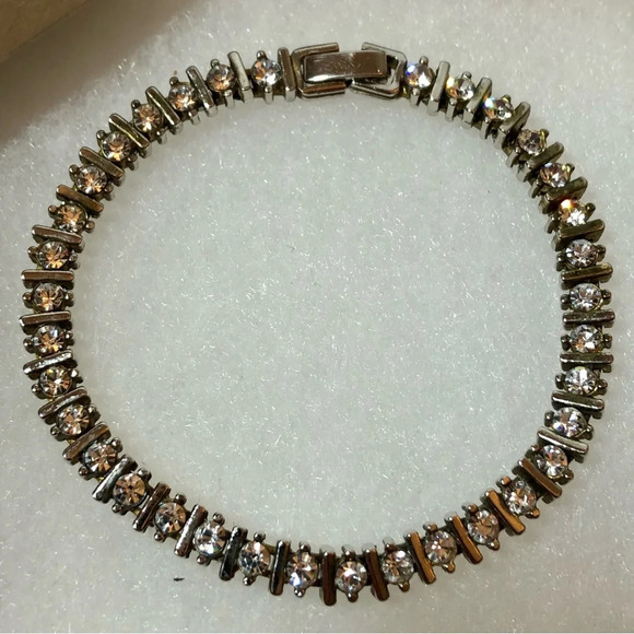 Vintage silver-tone tennis bracelet crystals. Substantial weight. Strong clasp. - Picture 6 of 10